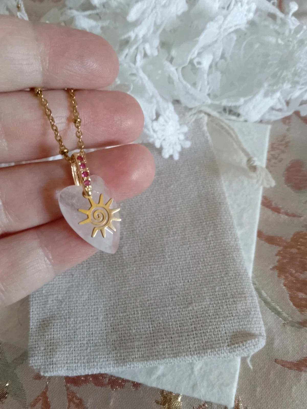 Colar pingente de pedra branca com sol dourado – photo 3